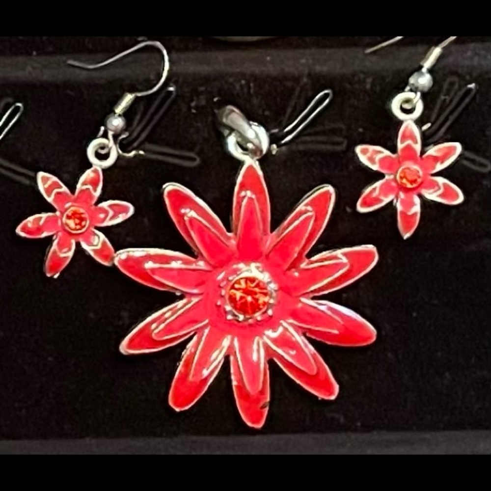 Red flower pendant and drop earrings set